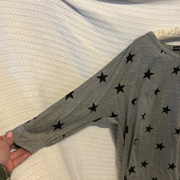 Kim and Cami half way long sleeve gray shirt with black stars size medium women - Picture 3 of 7